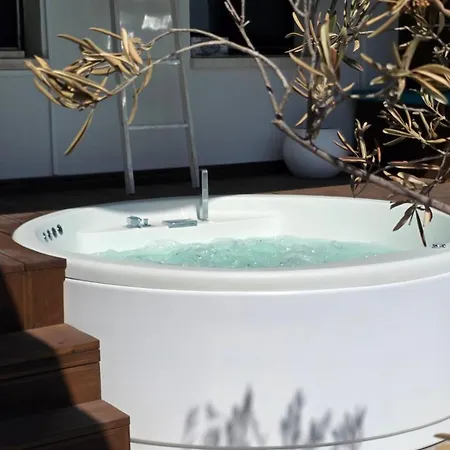 Veranda 8 Three Bedrooms Big Sun Terrace & Jacuzzi Apartman
